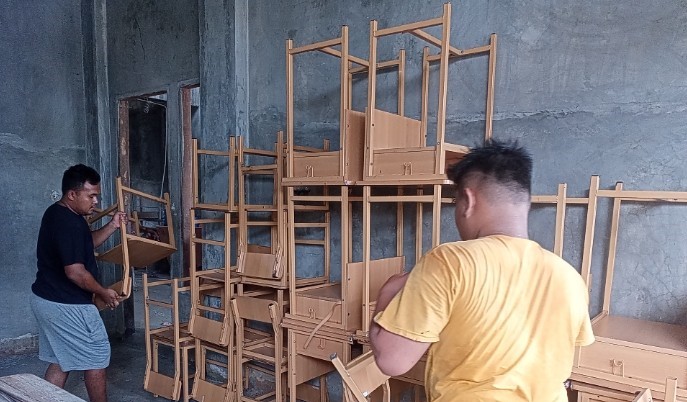 Vendor mengambil meja dan kursi di SLB Sri Mujinab yang tak dibayar Disdik Riau.